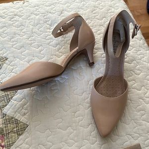 nude Clark’s Linvale Edyth pumps!